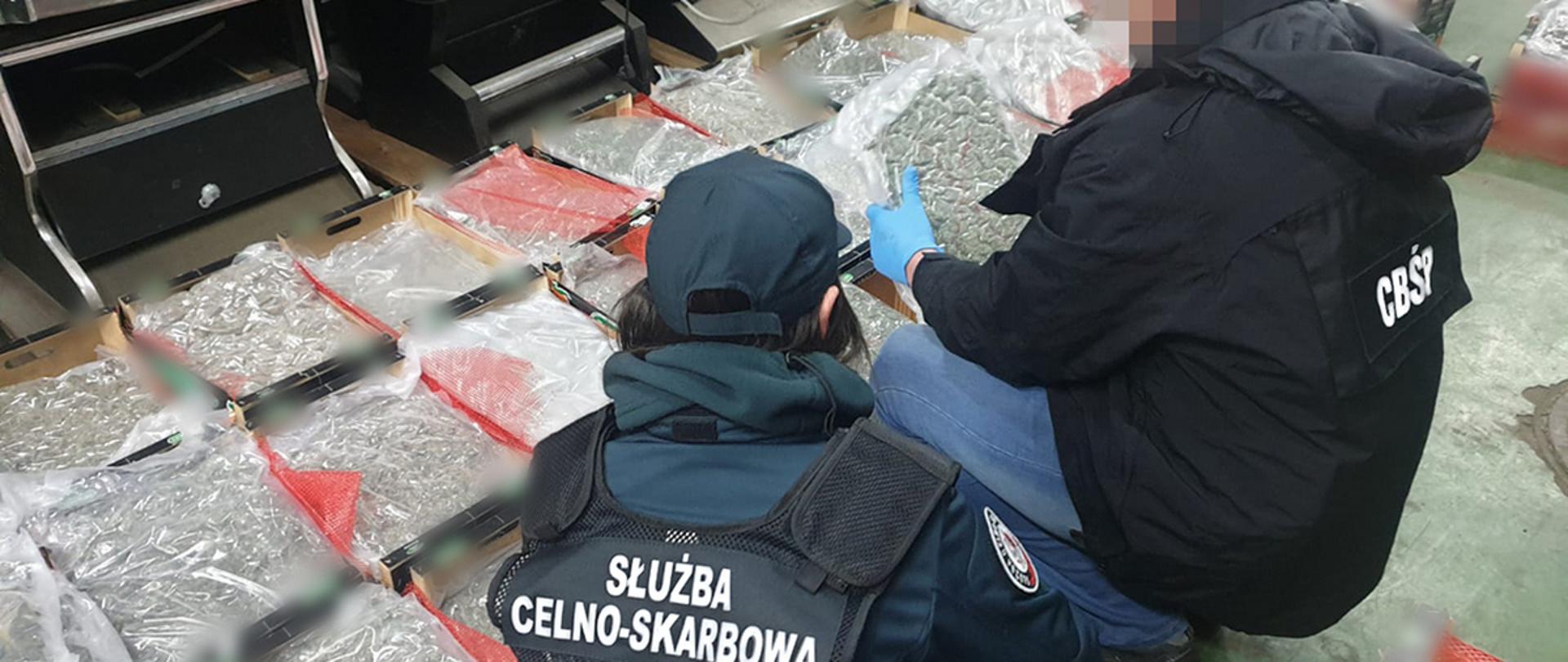 Funkcjonariusze KAS i CBŚP przy zatrzymanych narkotykach