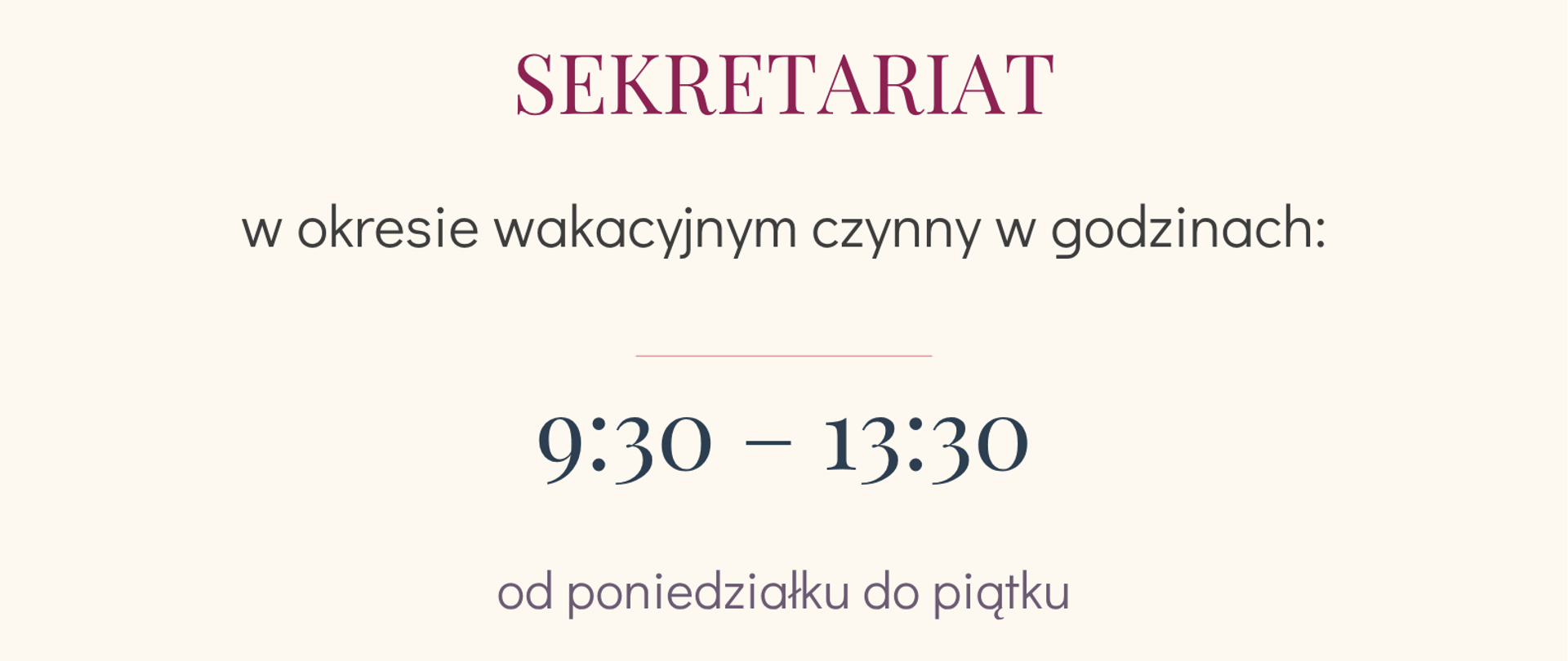 Plakat w pastelowych kolorach informujący o pracy sekretariatu w okresie wakacyjnym. Na dole i na górze plakatu grafiki muzyczne, w centralnej części plakatu dokładne informacje dotyczące godzin otwarcia sekretariatu. 