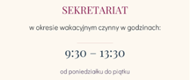 Plakat w pastelowych kolorach informujący o pracy sekretariatu w okresie wakacyjnym. Na dole i na górze plakatu grafiki muzyczne, w centralnej części plakatu dokładne informacje dotyczące godzin otwarcia sekretariatu. 