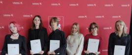 Sześć osób – pięć dziewcząt i chłopak (trzeci od lewej). Elegancko ubrani, w rękach każde z nich trzyma dyplom. W tle ścianka fotoreporterska z tekstem Lubelskie