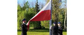 Poczet flagowy w galowych mundurach wciągający flagę na maszt