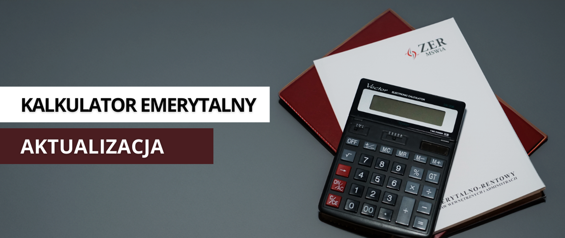 Czarny kalkulator leży na teczkach z logo ZER MSWiA, jedna teczka jest koloru białego a druga koloru bordowego. Obok widać napis kalkulator emerytalny - aktualizacja