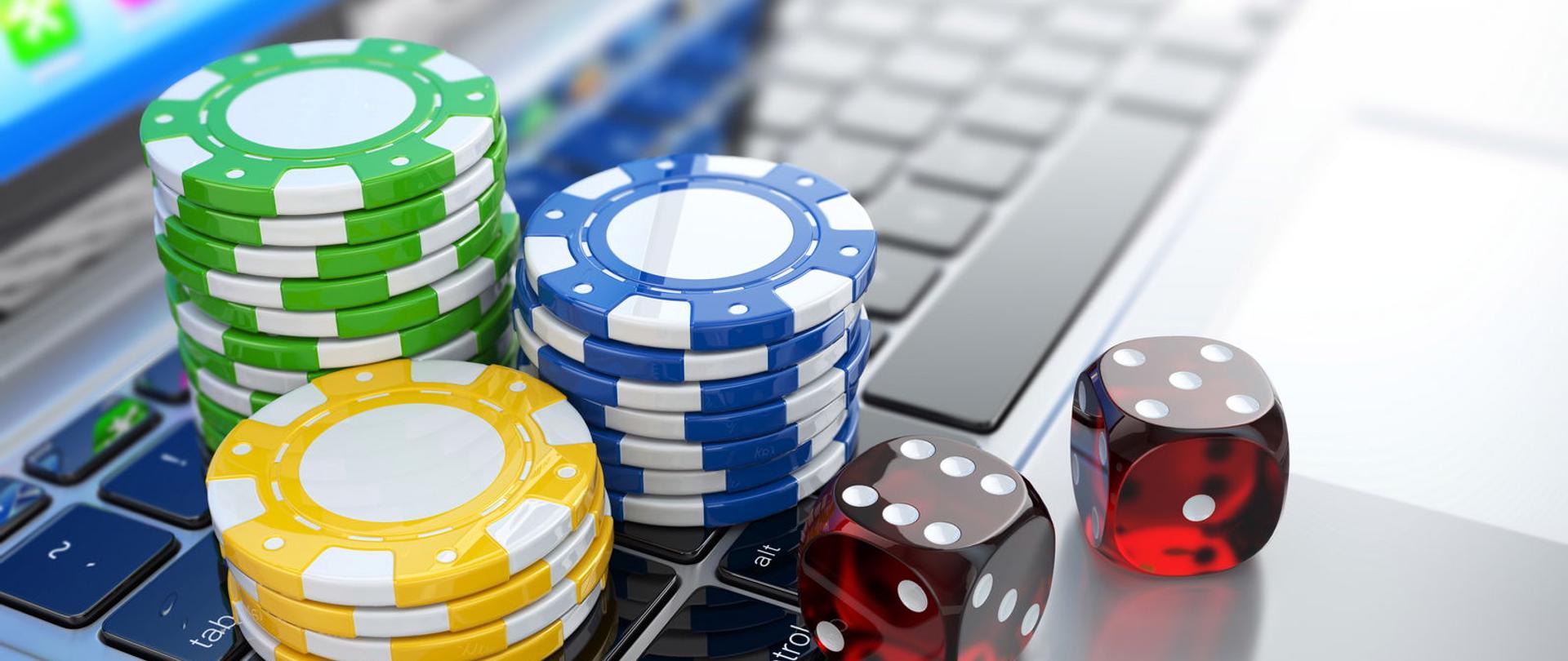 Żetony i kostki do gry na klawiaturze komputera.