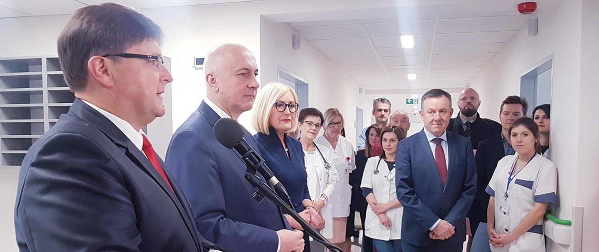 Minister Joachim Brudziński w szpitalu MSWiA w Łodzi.