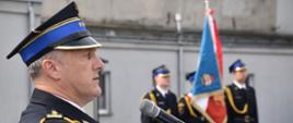 zastępca komendanta podczas pożegnalnego przemówienia przy mównicy