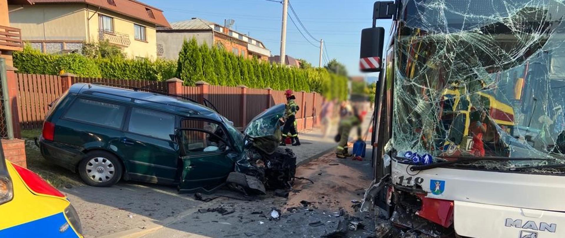 Rozbite pojazdy tj autobus oraz samochód osobowy.