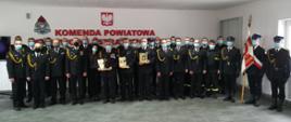 Zdjęcie przedstawia strażaków podczas uroczystej zbiórki z okazji odejścia na zaopatrzenie emerytalne