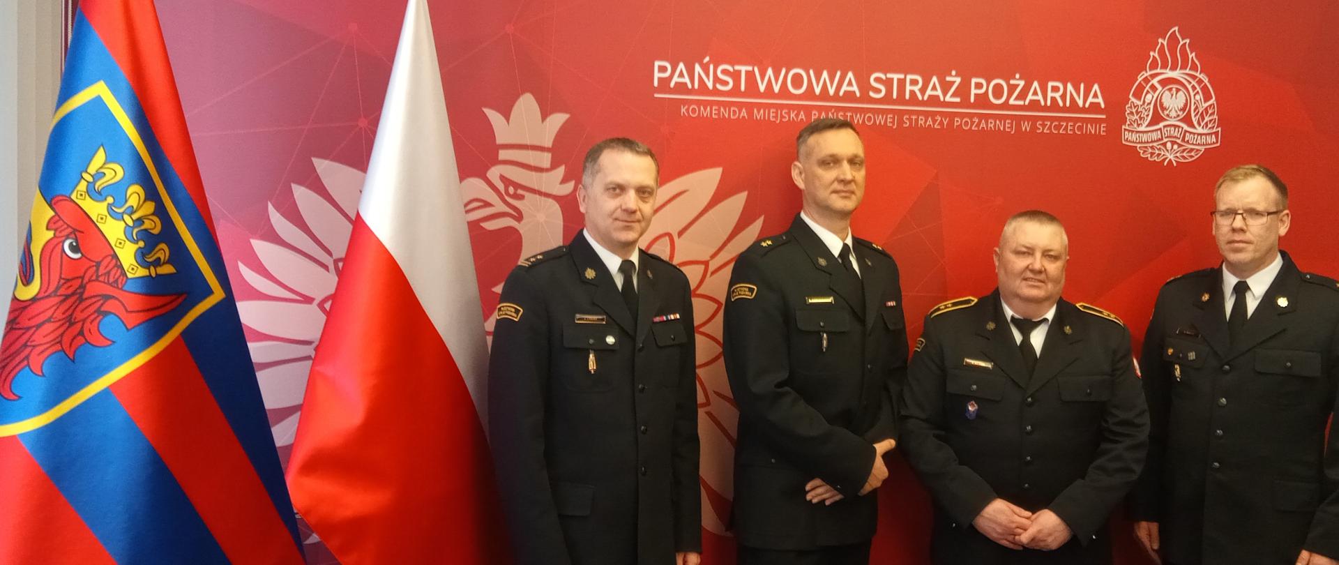 Od lewej bryg. Jacek Cyburt, mł. kpt. Tomasz Szmudziński, st. asp. Krzysztof Biernat, mł. bryg. Andrzej Gawlik
