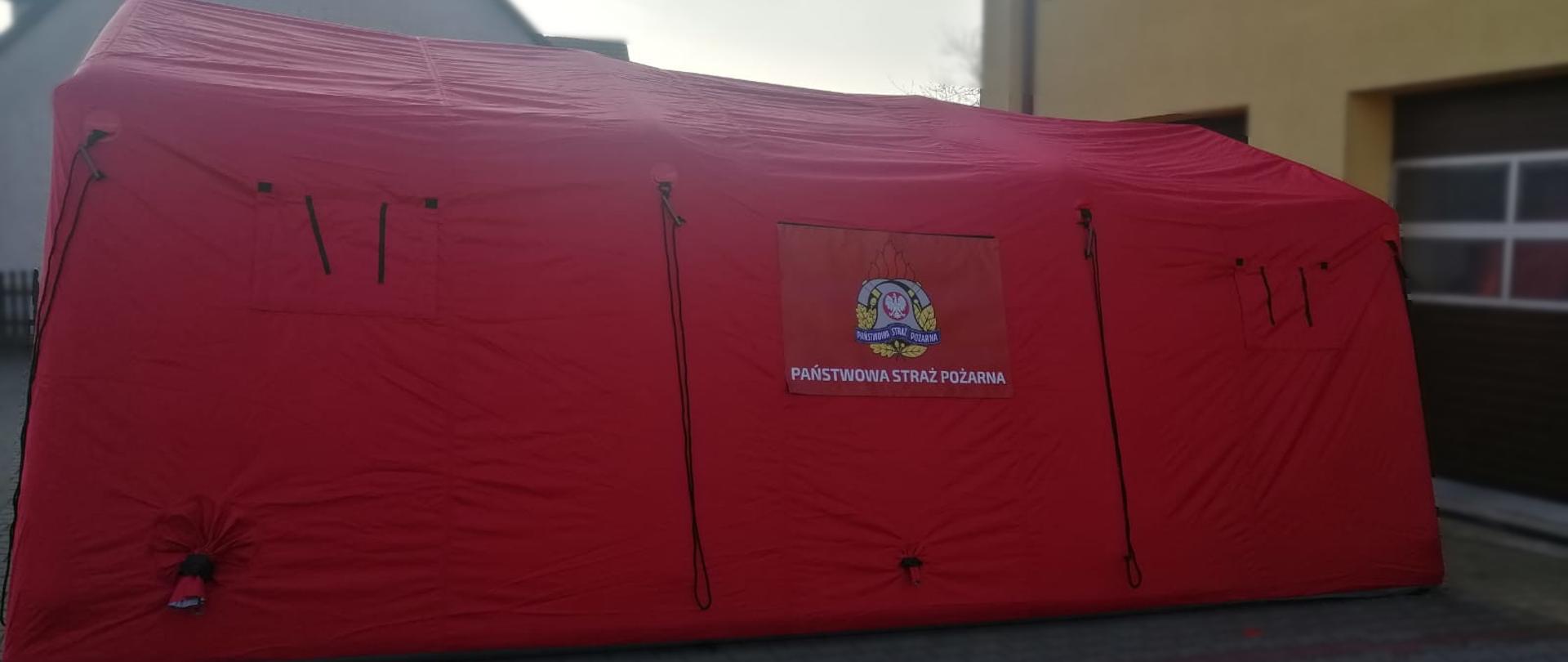 Namiot pneumatyczny czerwony z logiem Państwowej Straży Pożarnej