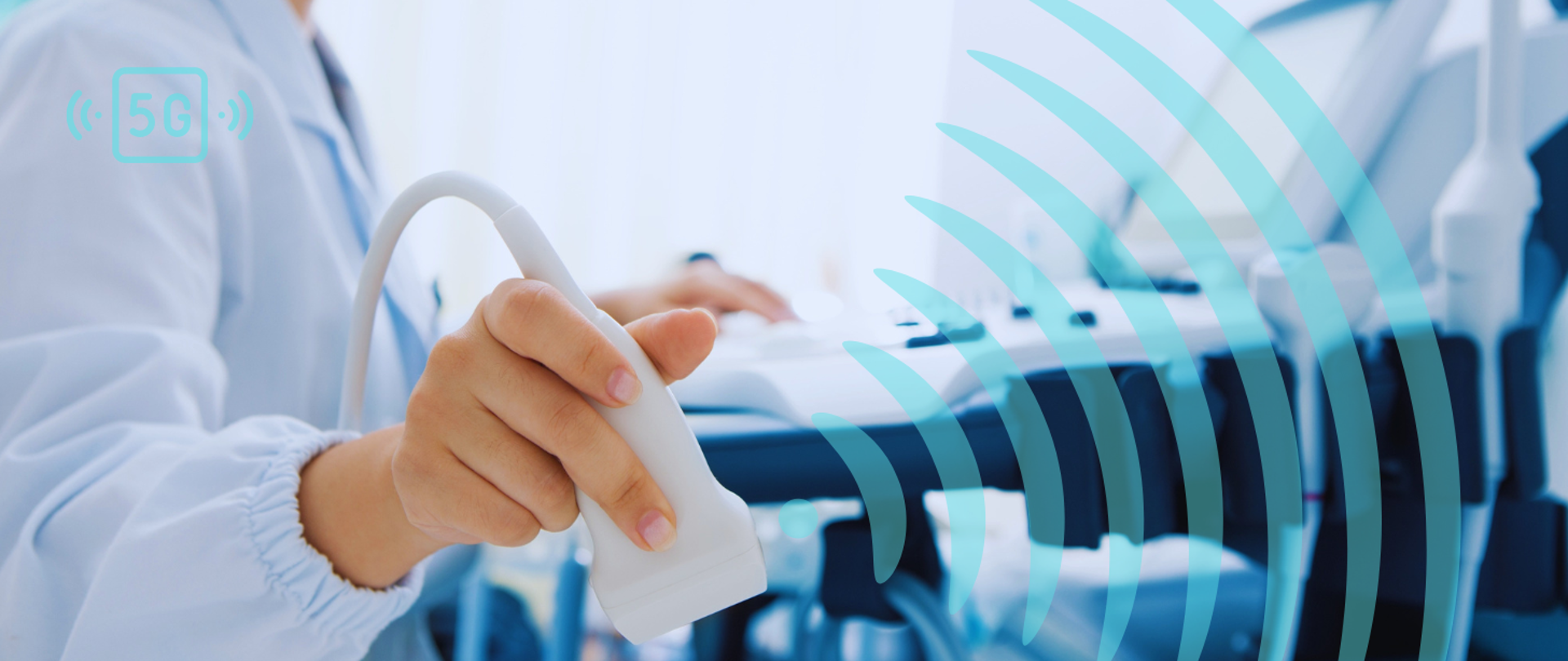 Zdjęcie lekarki trzymającej głowicę widocznego w tle aparatu USG, Na zdjęcie nałożone symboliczne fale radiowe i logo 5G.