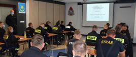 zdjęcie grupowe absolwentów szkolenia dowódców OSP na sali egzaminacyjnej