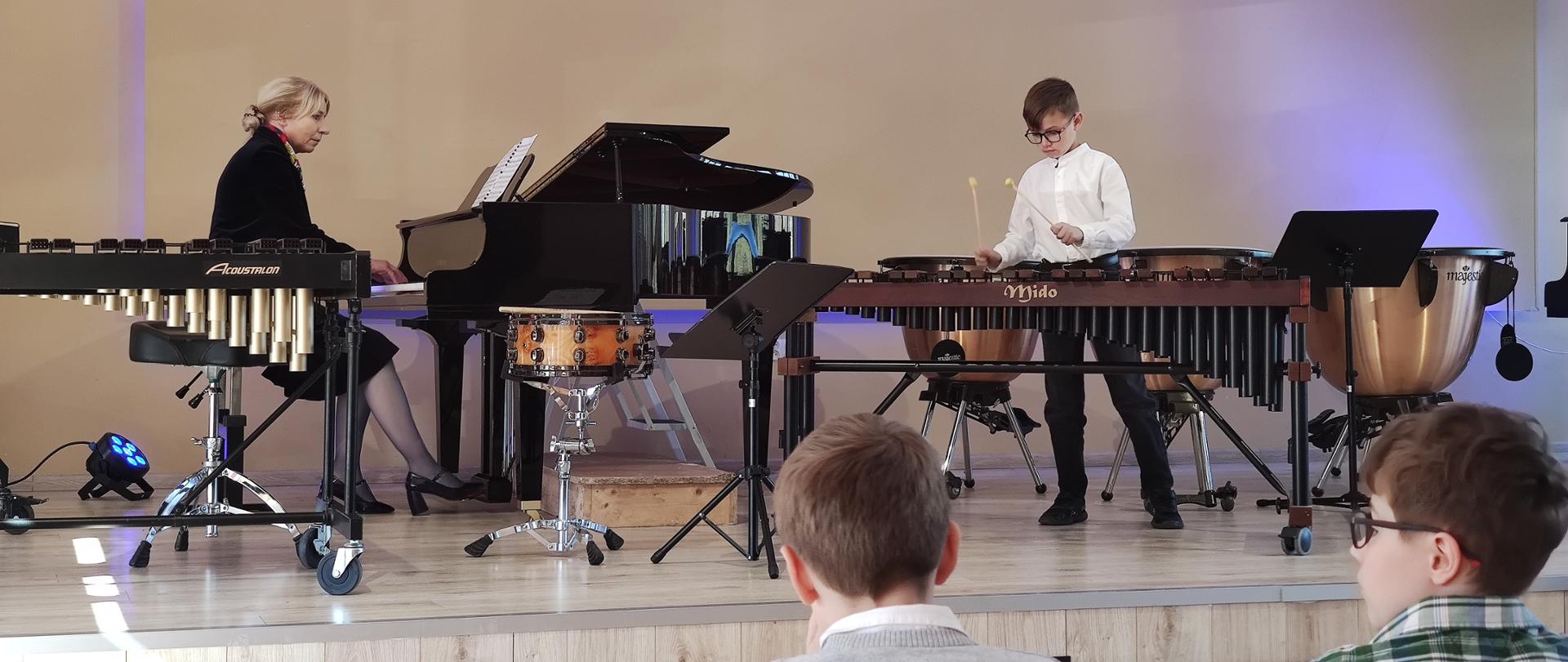 na scenie grający uczeń na ksylofonie