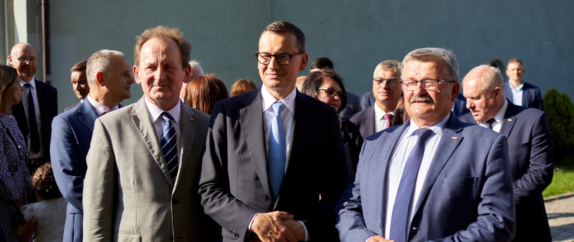 Trzech polityków - premier Morawiecki w towarzystwie dwóch mężczyzn w garniturach