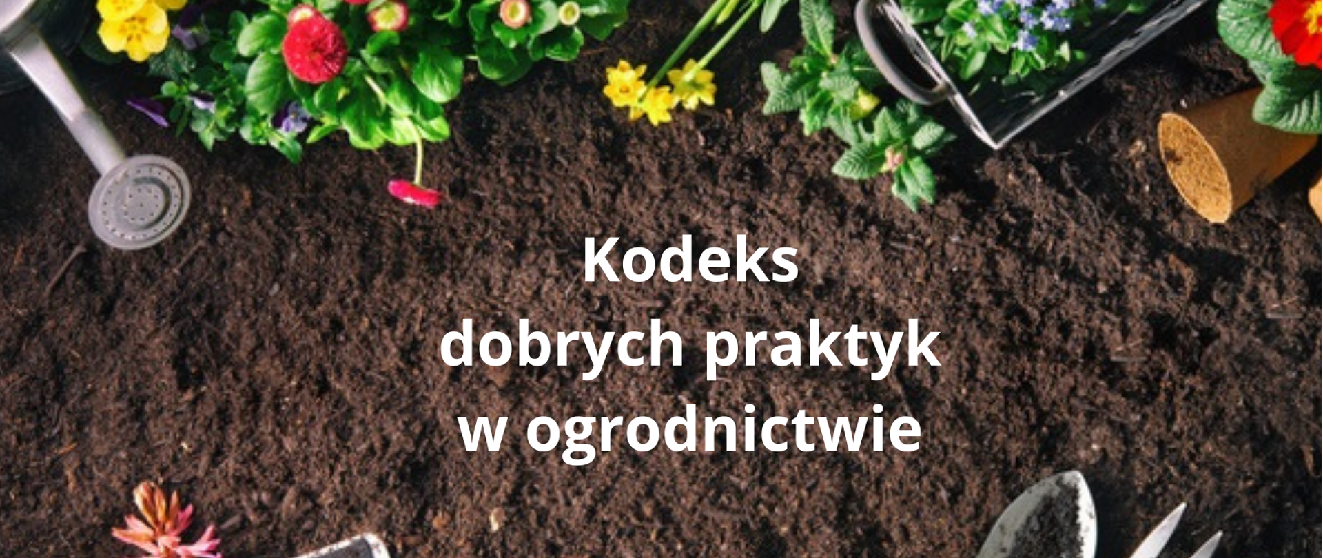 Fragment ogrodu z kwiatami i narzędziami ogrodniczymi dookoła napisu Kodeks dobrych praktyk w ogrodnictwie, który jest po środku na tle ziemi.