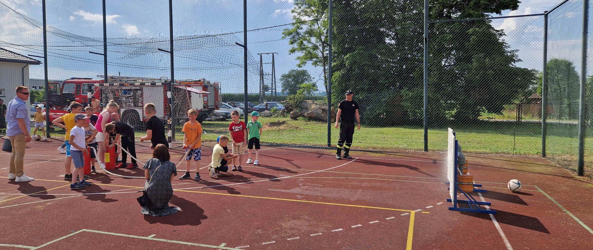 Zdjęcie przedstawia najmłodszych uczestników festyny z hydronetkami ręcznymi i nalewakami.