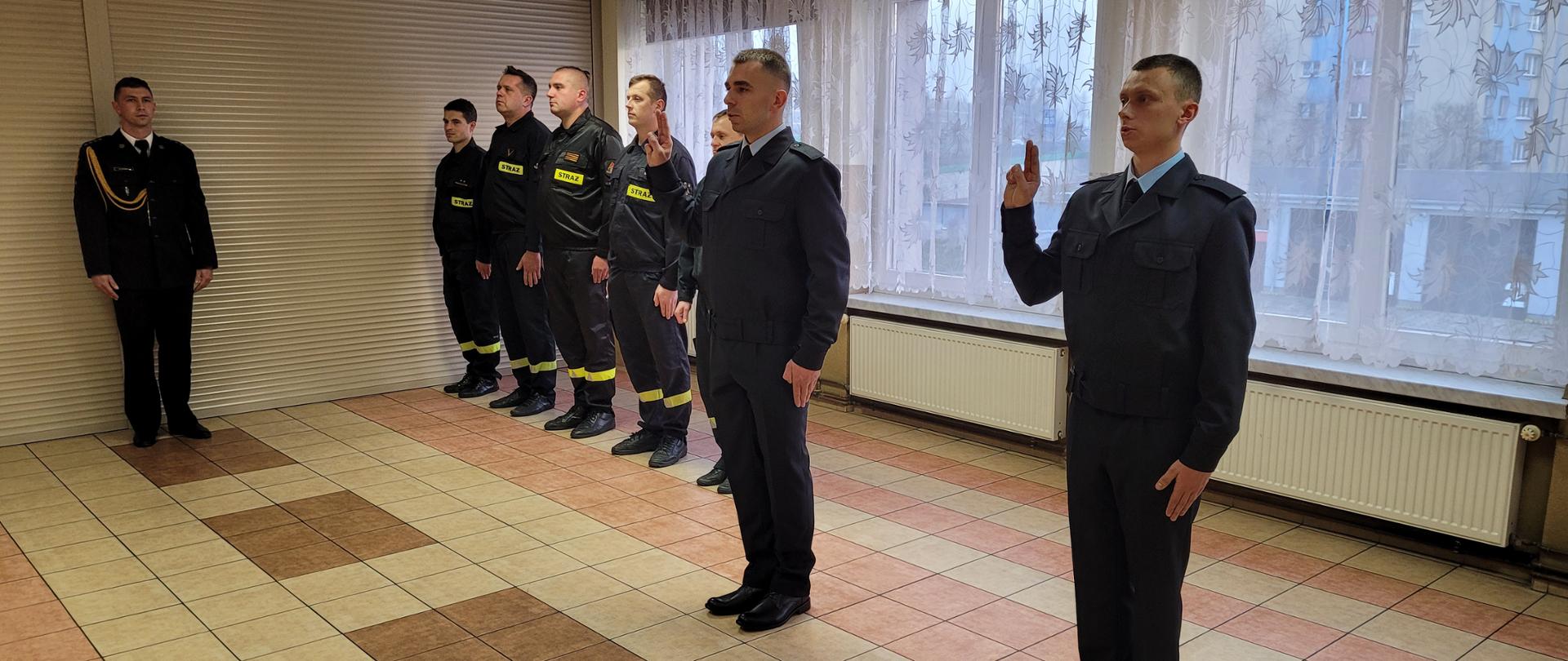 Ślubowanie dwóch funkcjonariuszy przyjętych do służby w KM PSP Tychy