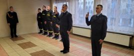 Ślubowanie dwóch funkcjonariuszy przyjętych do służby w KM PSP Tychy