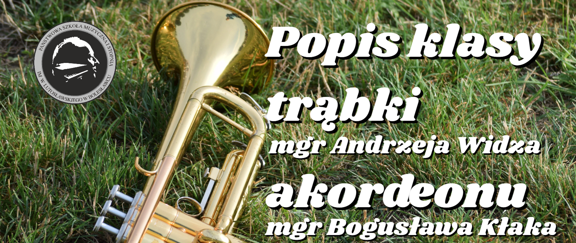 Zdjęcie przedstawiające trąbkę leżącą na trawniku z białymi i żółtymi napisami o treści: "Popis klasy trąbki Andrzeja Widza i akordeonu Bogusława Kłaka odbędzie się 8 grudnia 2022 r. o godz. 16.00 w auli PSM".