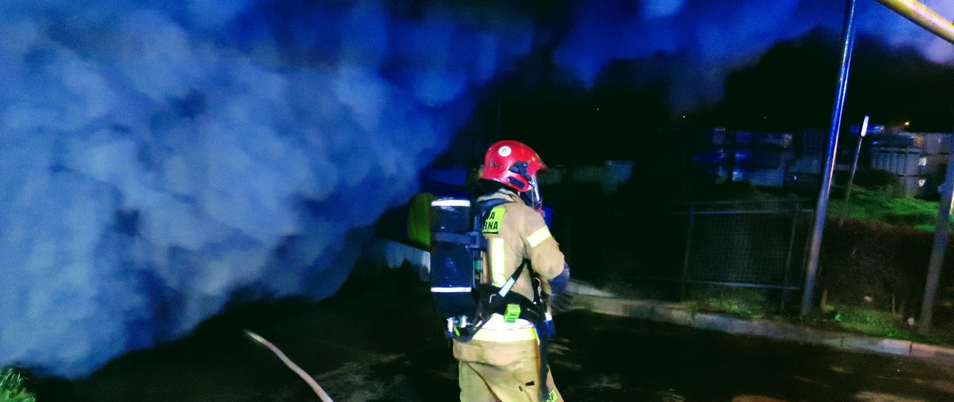 Pożar marketu budowlanego w Zielonej Górze. - strażak wchodzi do strefy zadymienia