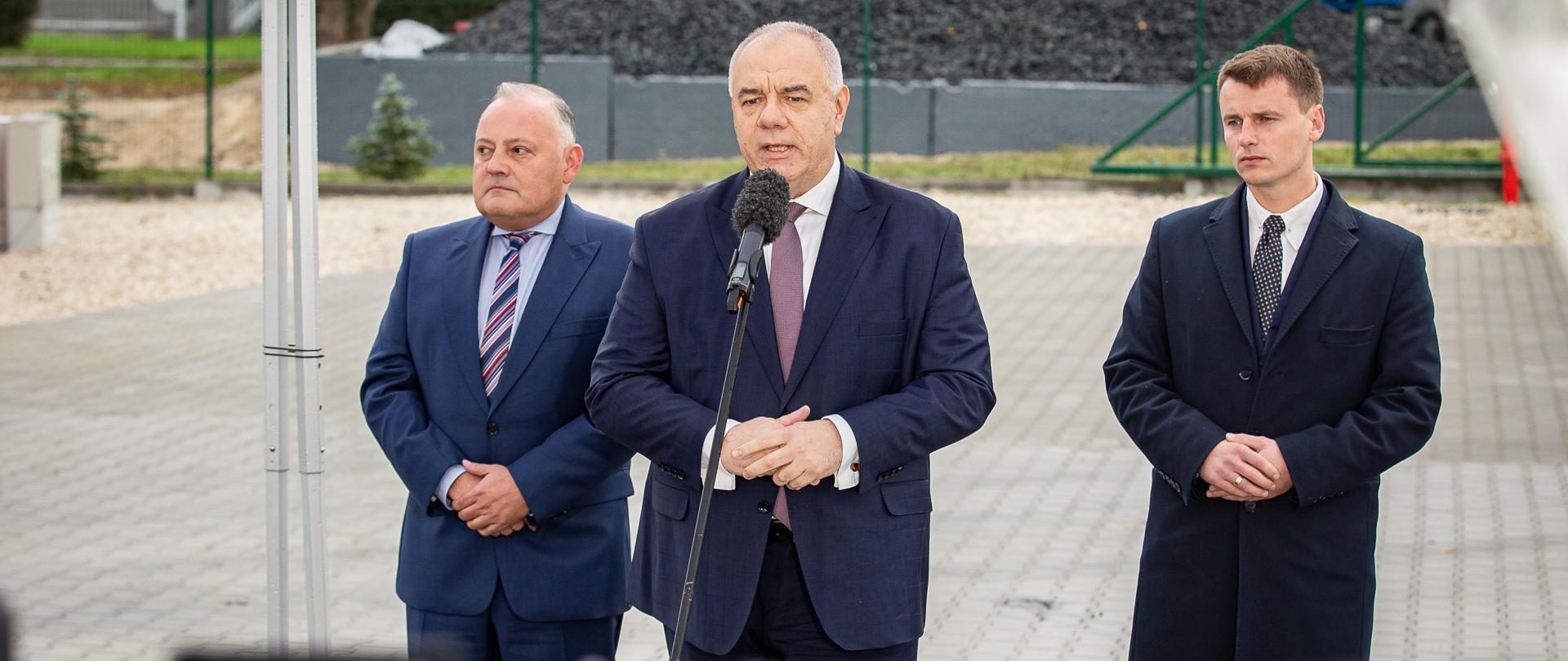 Na zdjęciu od lewej: prezes PGE, wicepremier Jacek Sasin oraz prezydent Otwocka. W tle węgiel. 
