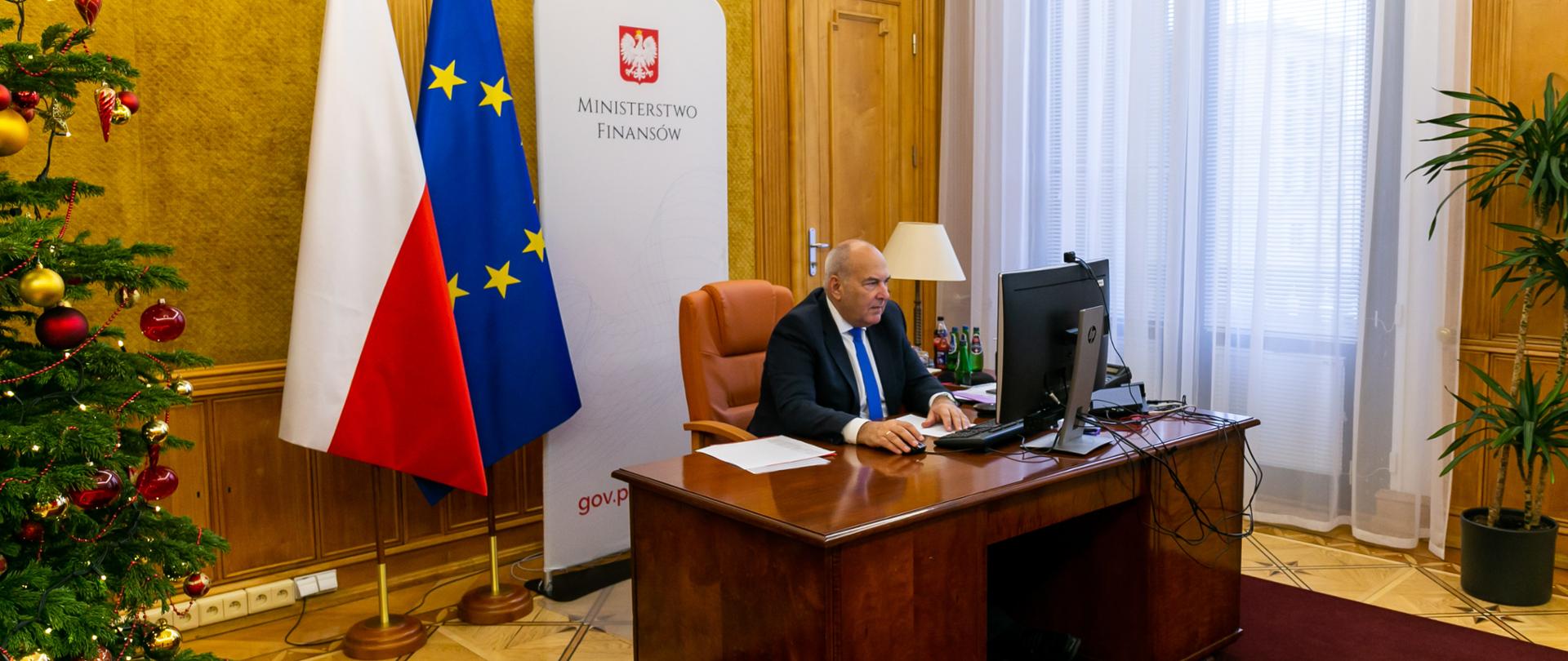 Minister Tadeuszu Kościński w swoim gabinecie podczas spotkania online