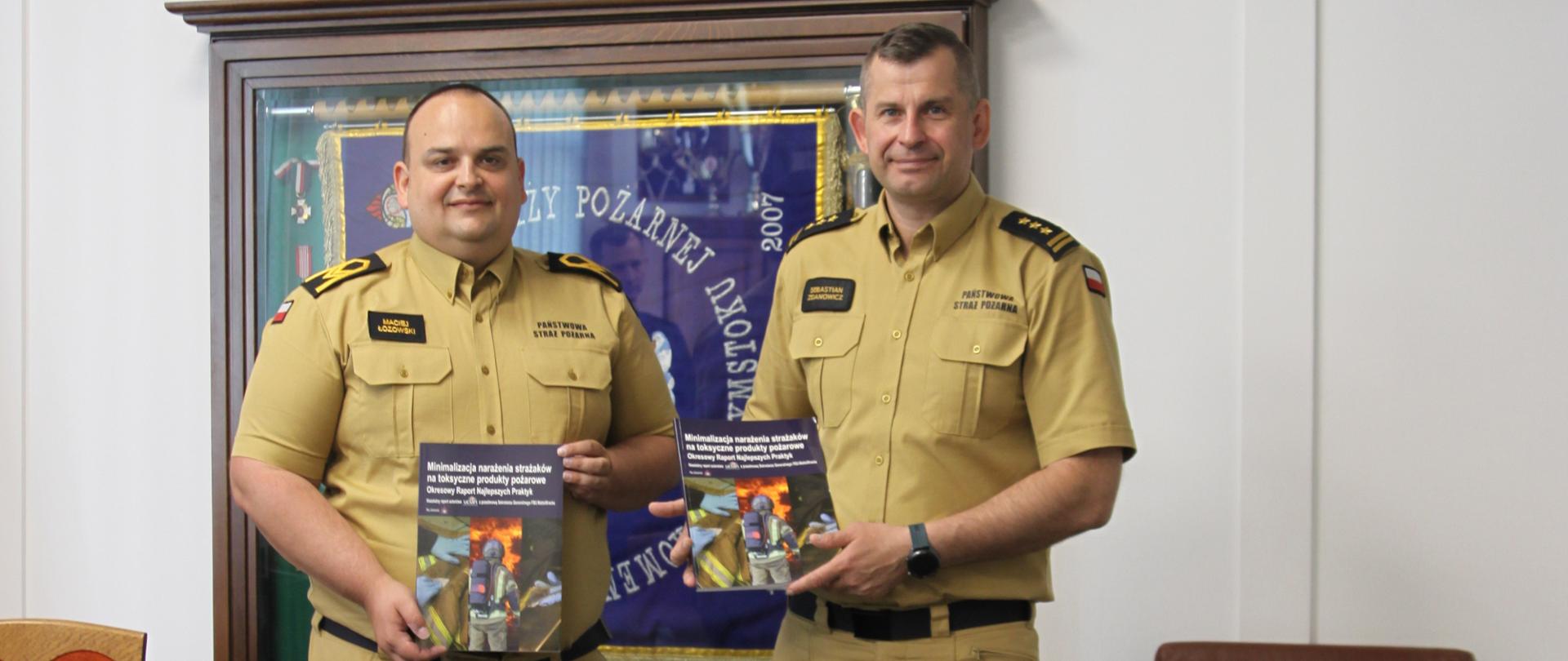 Zdjęcie przedstawia Podlaskiego Komendanta Wojewódzkiego PSP i przedstawiciela związków zawodowych