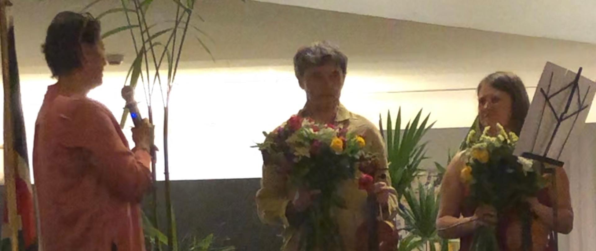 Wręczenie kwiatów po koncercie z okazji Święta Konstytucji 3 Maja