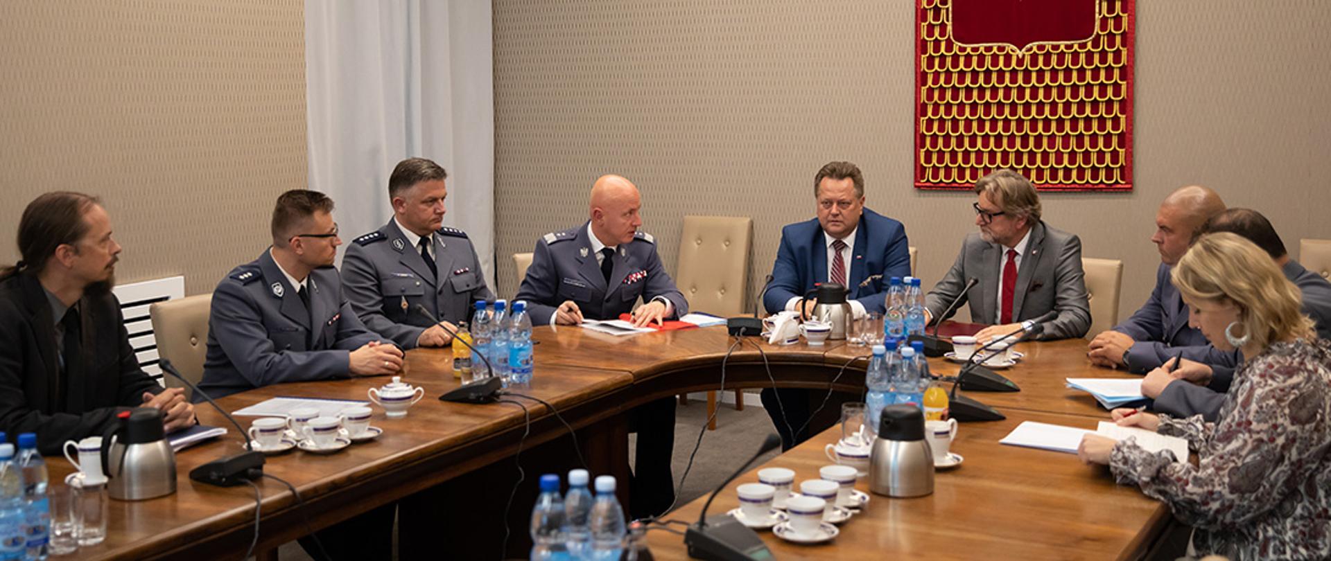 Spotkanie w sprawie współpracy pomiędzy służbami podległymi MSWiA i Głównym Inspektoratem Sanitarnym (GIS) w kontekście walki z dopalaczami rozmawiano w siedzibie ministerstwa