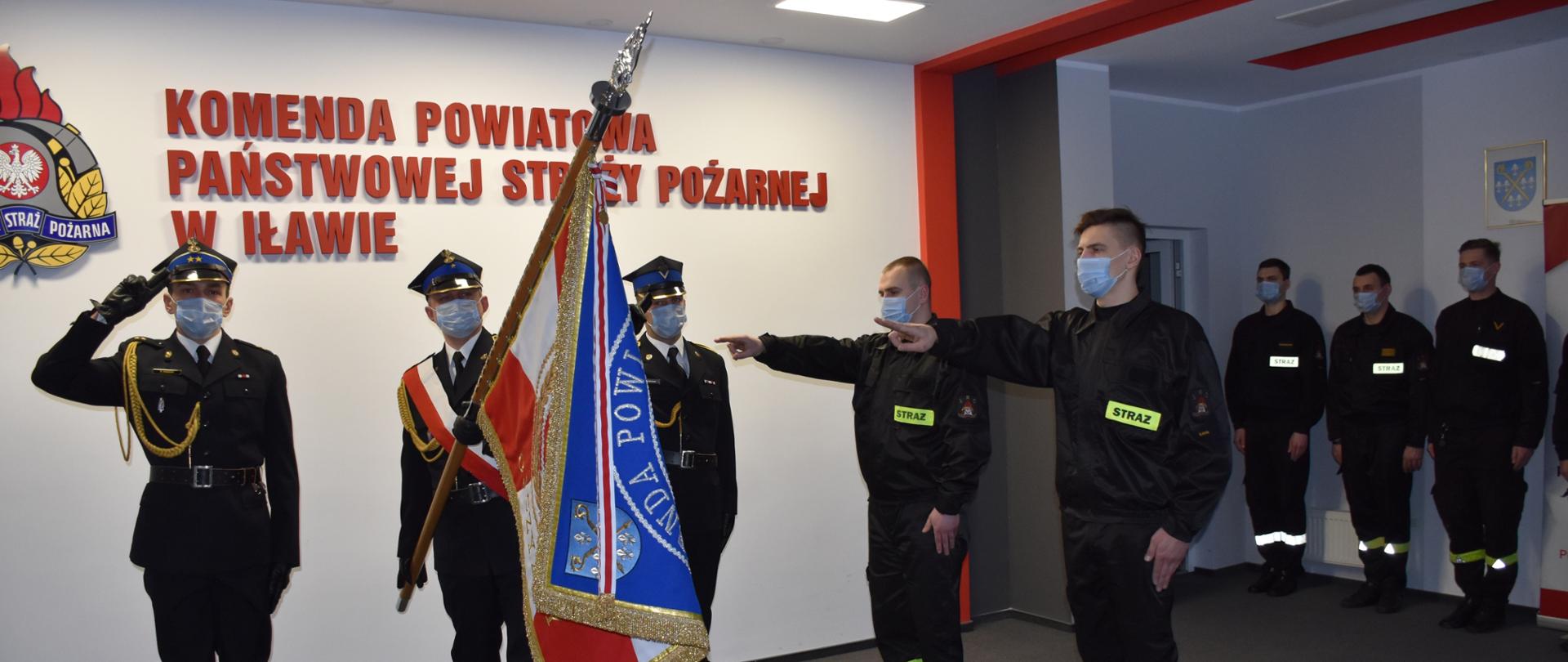 Strażacy w trakcie ślubowania. 