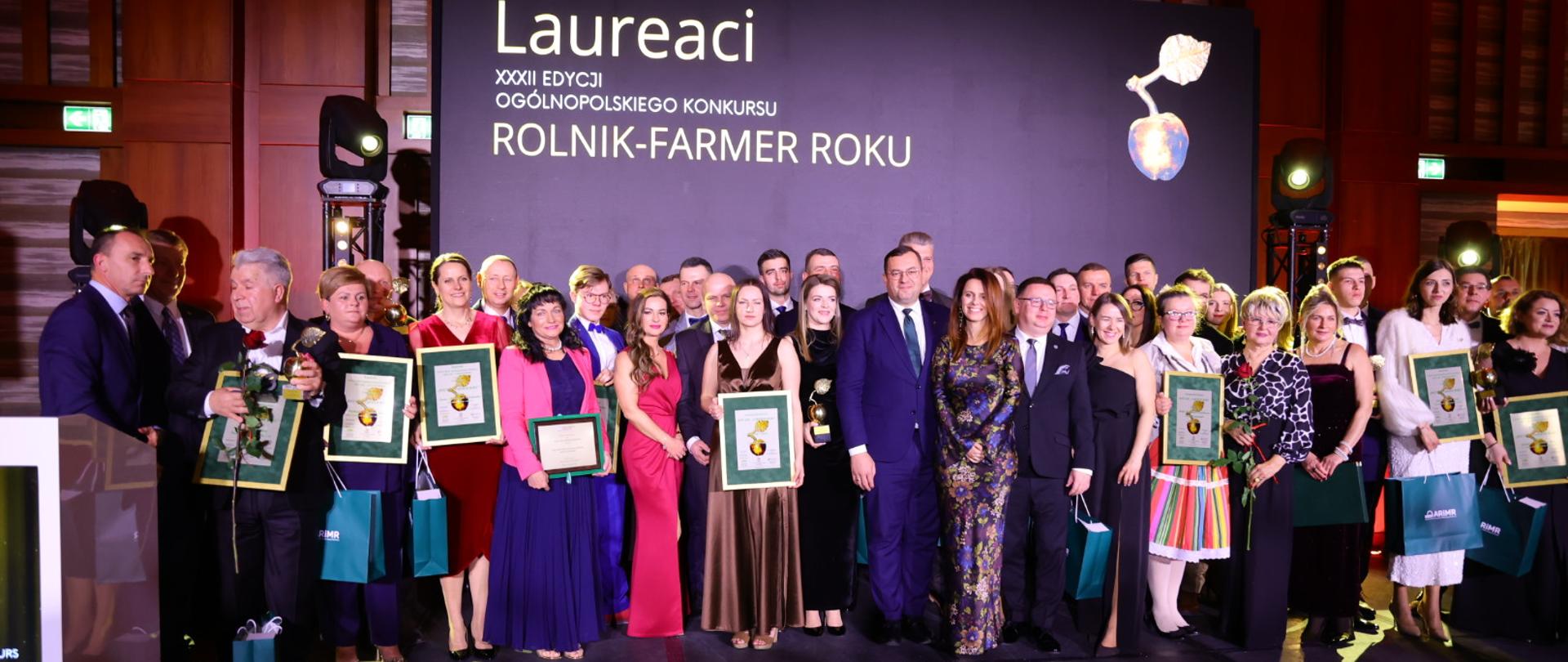 Laureaci konkursu „Rolnik–Farmer Roku 2025” na scenie podczas uroczystej gali.