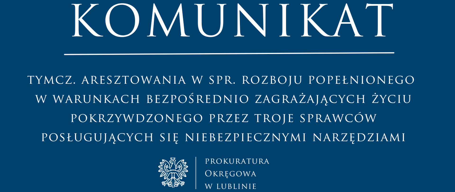 niebieski baner z napisem: "tymczasowe aresztowania w sprawie rozboju popełnionego w warunkach bezpośrednio zagrażających życiu pokrzywdzonego przez troje sprawców posługujących się niebezpiecznymi narzędziami"