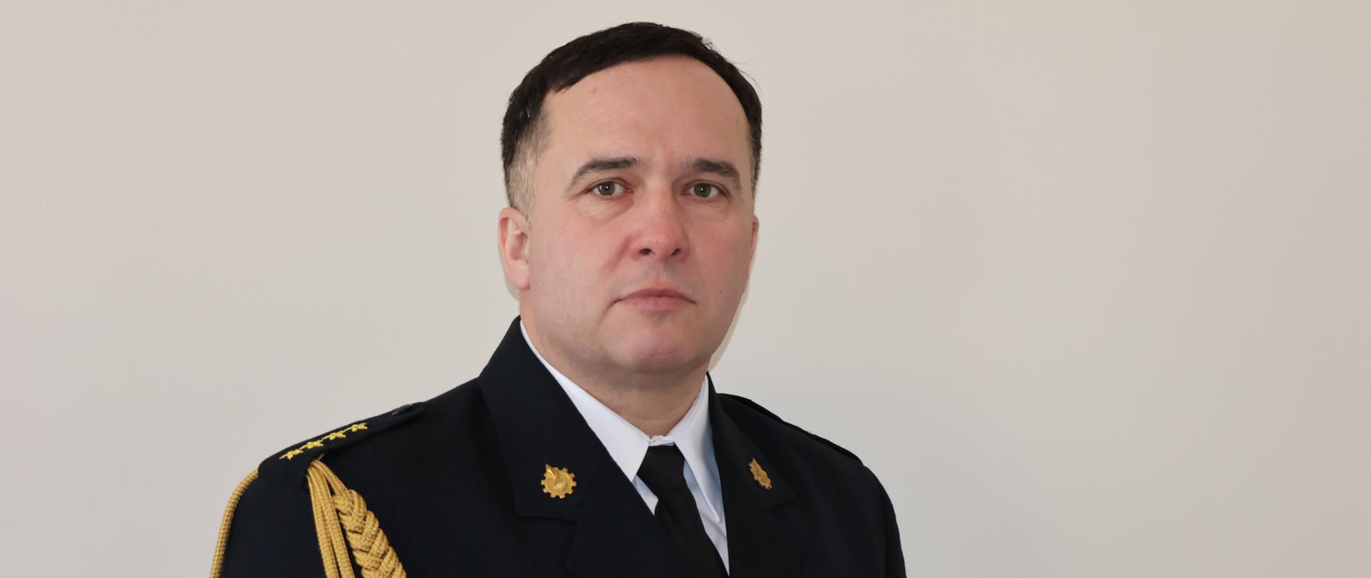 zdjęcie strażaka w mundurze galowym