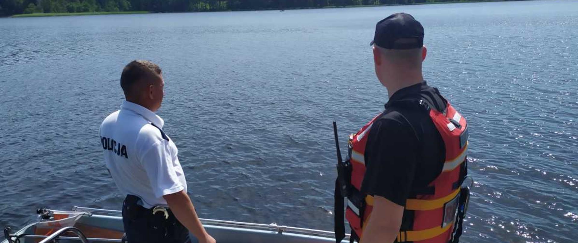 Funkcjonariusze policji oraz straży pożarnej na wspólnym patrolu na jeziorze Pomorze. 