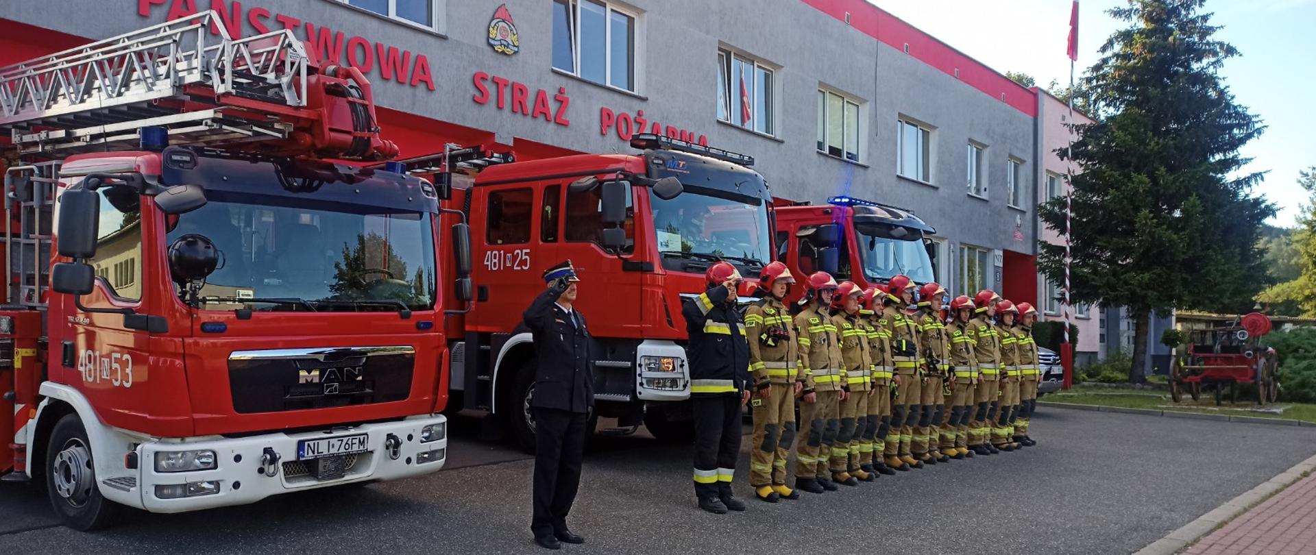 Zdjęcie przedstawia strażaków lidzbarskiej straży oddających hołd zmarłemu funkcjonariuszowi Komendy Głównej PSP 