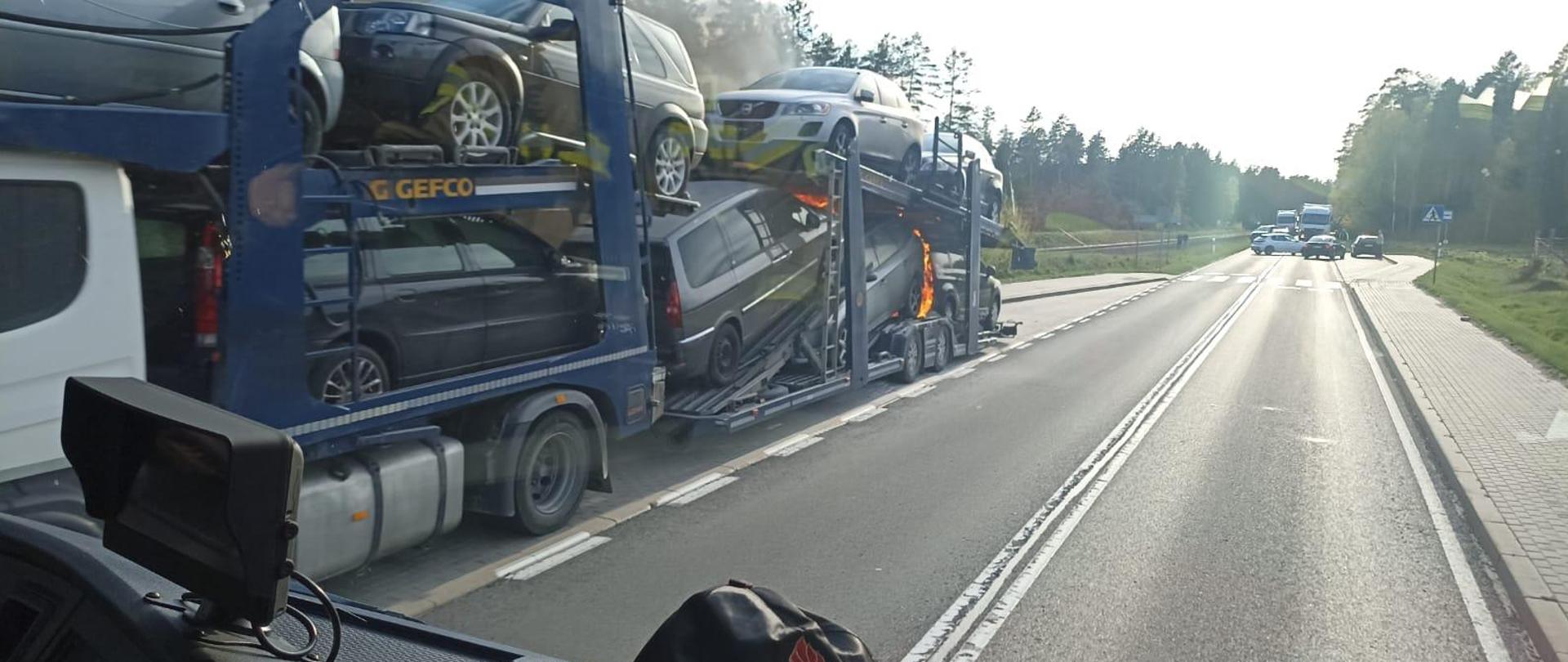 Płonące samochody na lawecie.