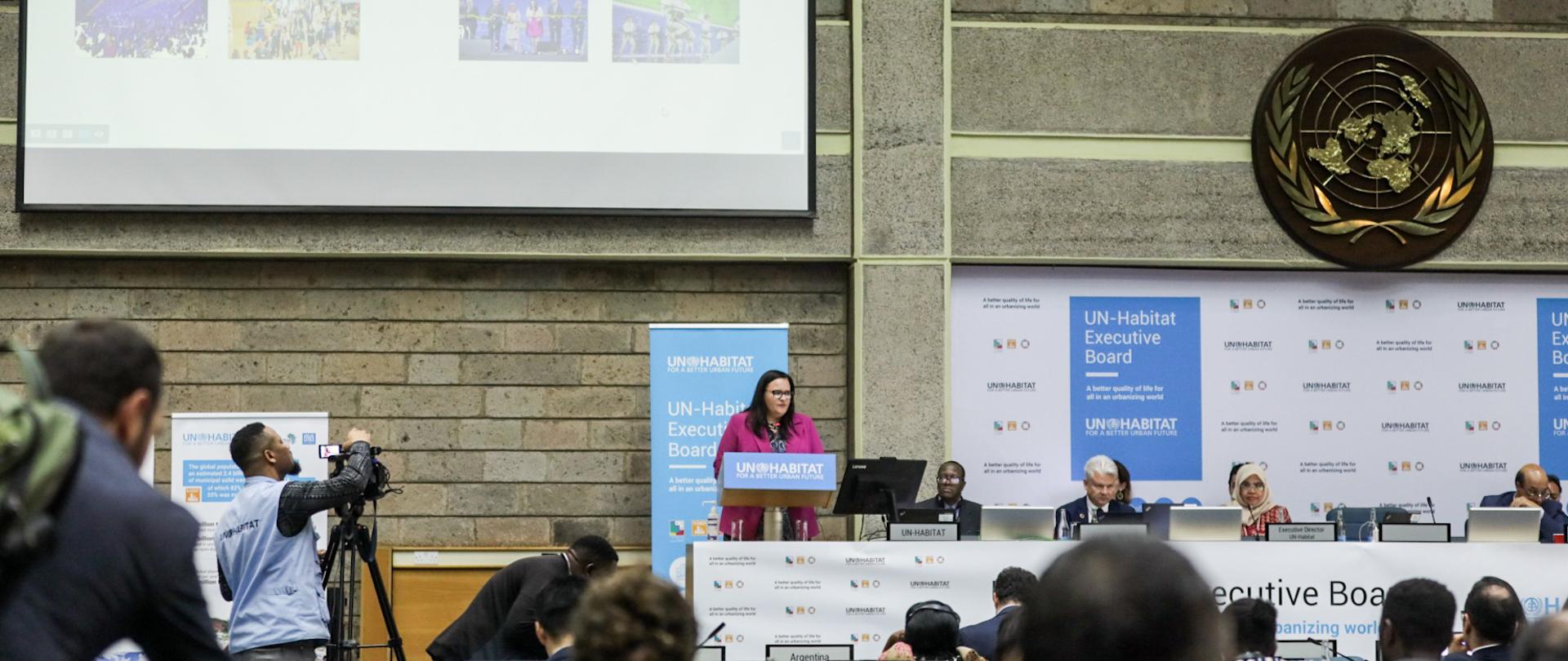 Grup osób siedzi w sali obrad. Trwa posiedzenie. W mównicy wiceminister Małgorzata Jarosińska-Jedynak.