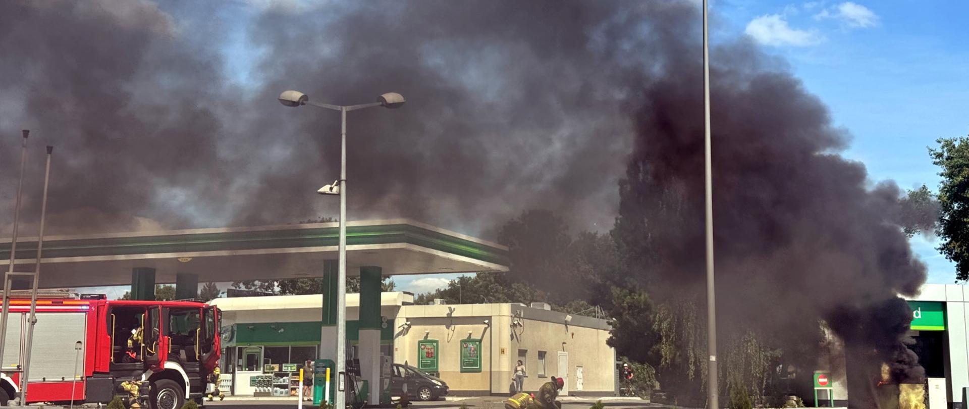 Pożar odkurzacza stacjonarnego na terenie stacji paliw BP, po lewej stronie zastęp z Jednostki Ratowniczo Gaśniczej nr 1 