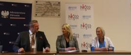 na zdjęciu:minister zdrowia Katarzyna Sójka, dr n. med. Marek Tombarkiewicz, dyrektor Narodowego Instytutu Geriatrii, Reumatologii i Rehabilitacji w Warszawie i prof. Brygida Kwiatkowska, krajowy konsultant w dziedzinie reumatologii oraz kierownik Kliniki Wczesnego Zapalenia Stawów i zastępca dyrektora ds. klinicznych Narodowego Instytutu Geriatrii, Reumatologii i Rehabilitacji w Warszawie
