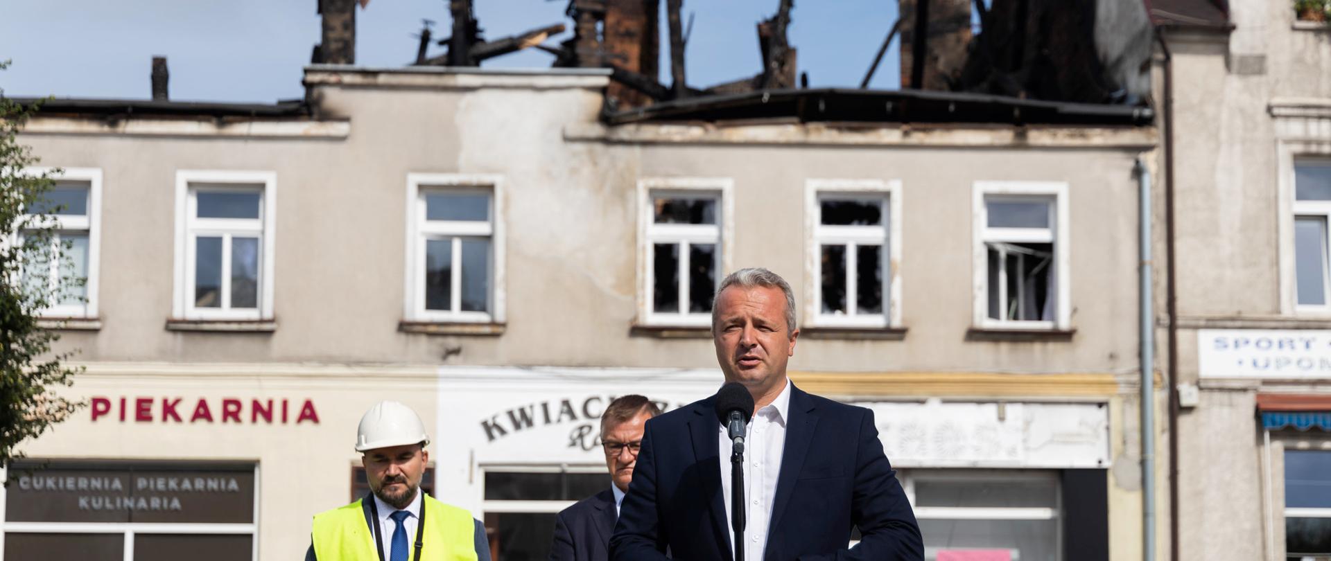 
Grupa ludzi w garniturach stojąca na ulicy
