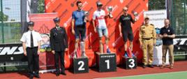 Zdjęcie przedstawia strażaków na podium.
