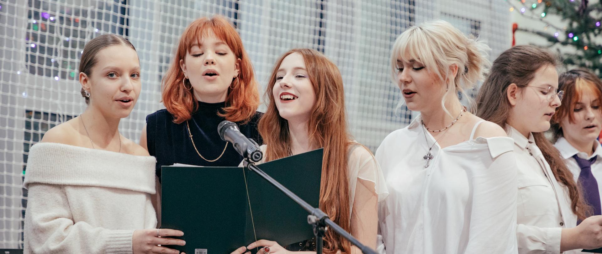 Uczennice śpiewające kolendy