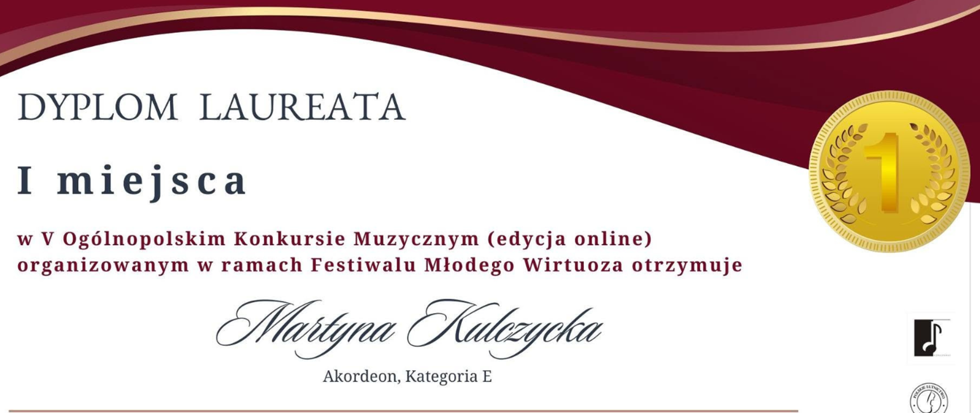 Górna część dyplomu z bordowo-złotą falą w tle oraz grafiką złotego medalu z cyfrą 1 w liściach laurowych po prawej stronie. Treść: Dyplom Laureata I miejsca w V Ogólnopolskim Konkursie Muzycznym (edycja online) organizowanym w ramach Festiwalu Młodego Wirtuoza otrzymuje Martyna Kulczycka. Poniżej dopisek: Akordeon, Kategoria E. W prawym dolnym rogu widoczne fragmenty logotypów muzycznych.