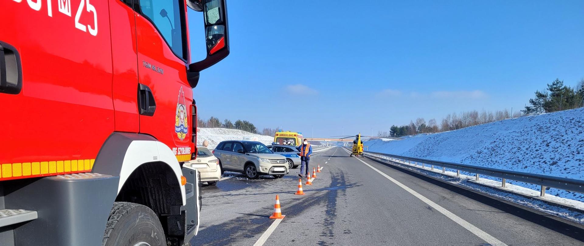 Fotografia przedstawia miejsce ze zdarzenia drogowego z udziałem Straży Pożarnej, Policji i Pogotowia.