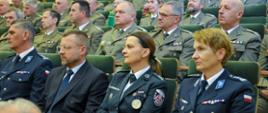 Uczestnicy konferencji, w tym przedstawiciel podkarpackiej KAS siedzą w sali.