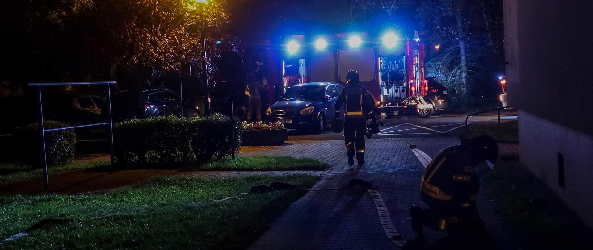 NOC, OSIEDLE MIESZKANIOWE, STRAŻACY ROZWIJAJĄ WĄŻ