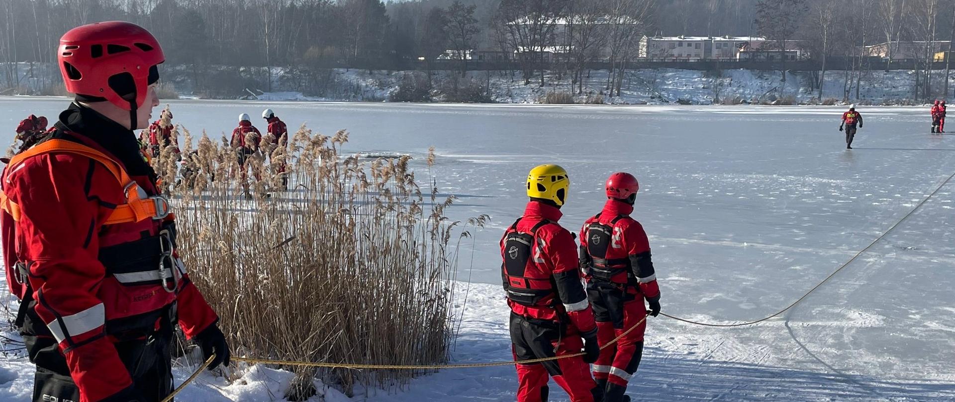 Strażacy na lodzie z linką