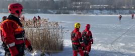 Strażacy na lodzie z linką