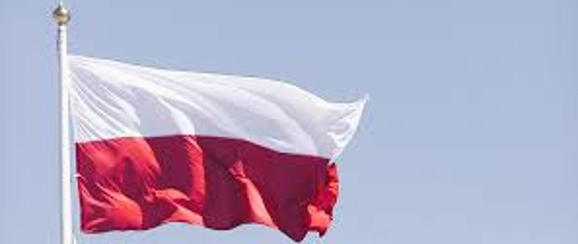 Flaga Rzeczypospolitej Polskiej na maszcie.