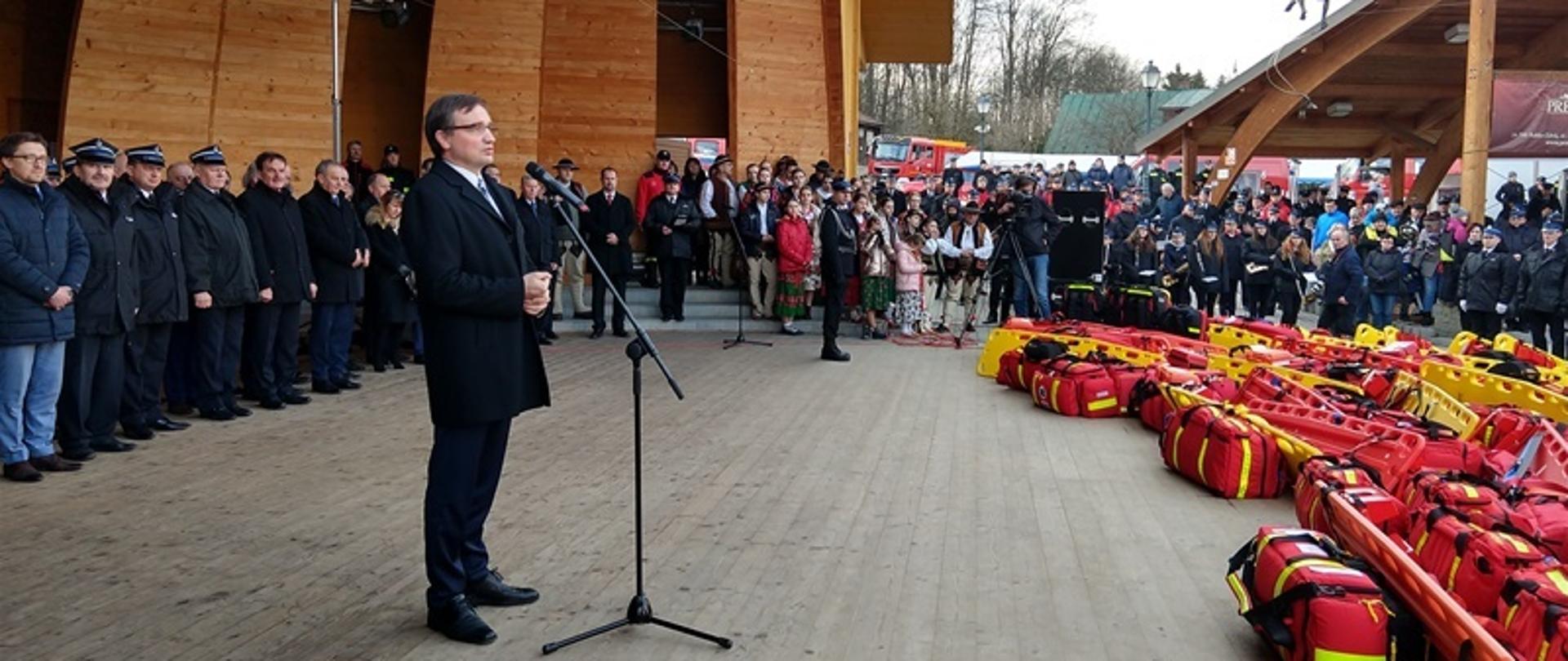 Uroczystość przekazania sprzętu ratowniczego dla strażaków.