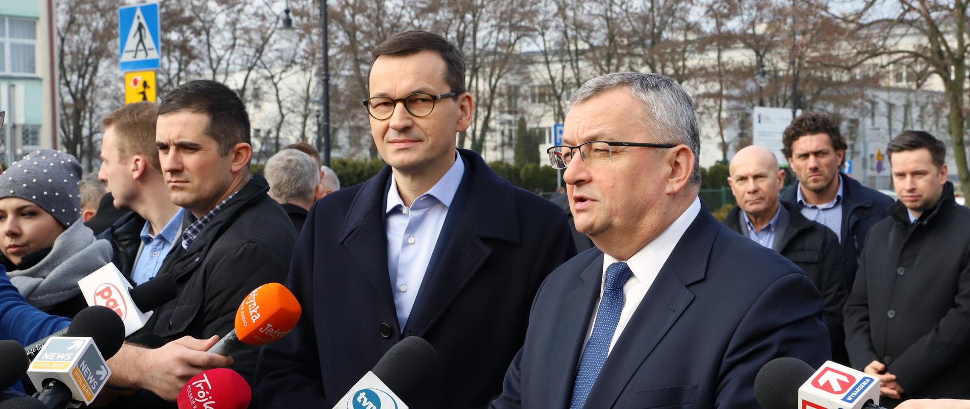 Prezes Rady Ministrów Mateusz Morawiecki i Minister Infrastruktury Andrzej Adamczyk podczas konferencji prasowej nt. FDS